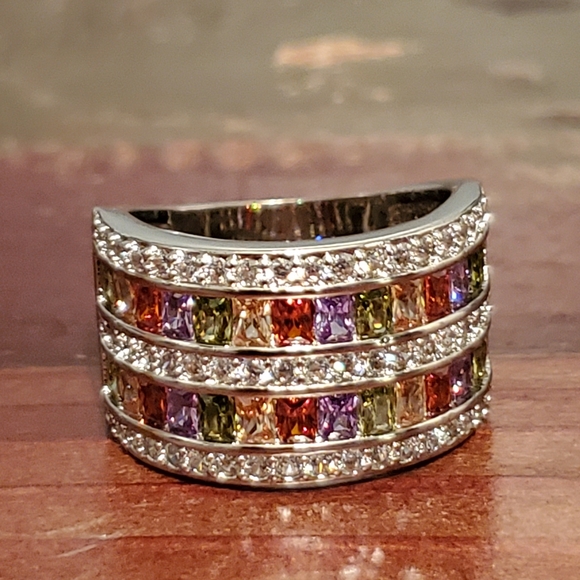 Jewelry - Sparkling Crown ring w/Multicolor Gemstones HP
